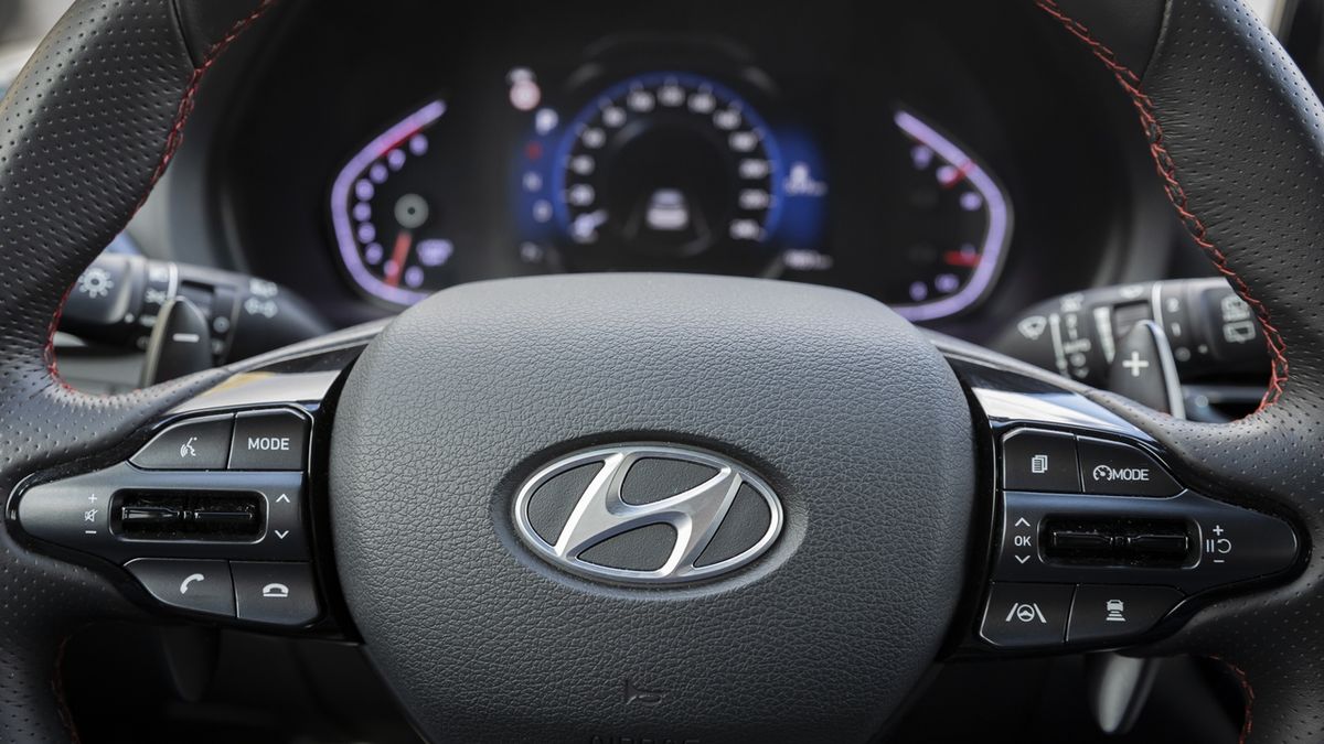 Logo na volantu se při nehodě může stát projektilem. Hyundai svolává americké elantry